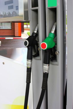 Benzinli ve dizel yakıt pompası püskürtme benzin istasyonunda. Taşıma için enerji kaynağı