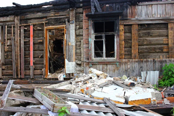 Savaş yok, ahşap evi yaktım, kömürleşmiş duvarlar, yanmış çatı, siyah tavan