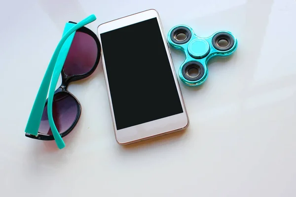 회전자 전화를 선글라스 장난감 — 스톡 사진