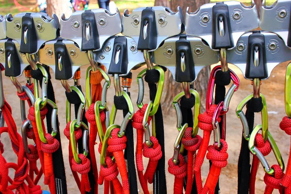 Birçok halatlar ve Avcı kısa namlulu. Bulanık bir alan arka planı. Tırmanma ekipman