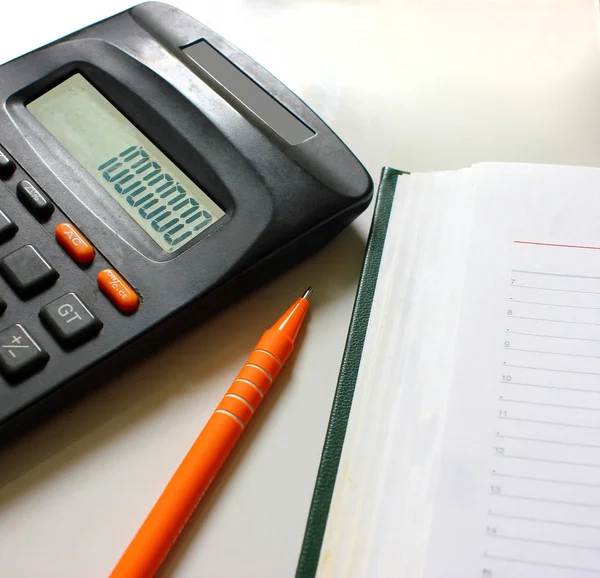 Boşaltmak ve kalem yalan beyaz bir tabloda, üstten görünüm / metin veya ileti için boş beyaz dizüstü açın / yukarıdan görünüm