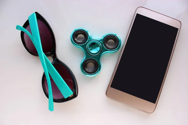 Değer değişimi, telefon için güneş gözlüğü yaz tatillerini geçirmek. Eller için modern oyuncak