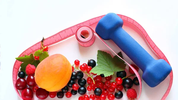 Olgun kırmızı kuş üzümü Siyah frenk üzümü Ahududu ve kiraz beyaz zemin üzerinde. Halter sağlıklı yaşam fitness. Çilek görüntünün bir kopyasını metin için yer ile sınır.