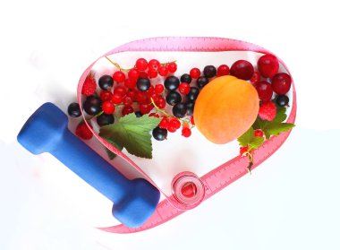 Menü diyet planı veya program, mezura, halter ve diyet gıda taze meyve beyaz zemin üzerinde. Kilo kaybı ve detoks kavramı.