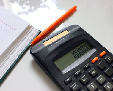 Boşaltmak ve kalem yalan beyaz bir tabloda, üstten görünüm / metin veya ileti için boş beyaz dizüstü açın / yukarıdan görünüm