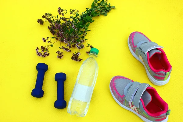 Deken Geel Met Halters Een Fles Water Sneakers Het Verse — Stockfoto