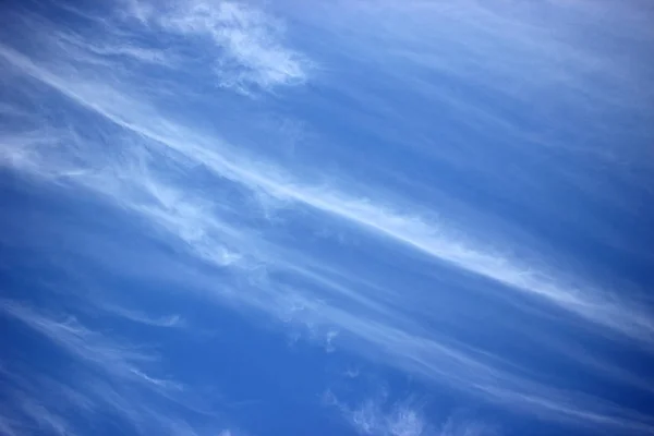 Μια Άποψη Της Όμορφα Λευκά Σύννεφα Στο Μπλε Του Ουρανού — Φωτογραφία Αρχείου
