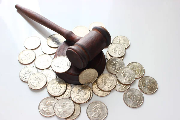 Hâkim bir yığın dolor sikkeler, yasal bir hakkı üzerinde çekiç
