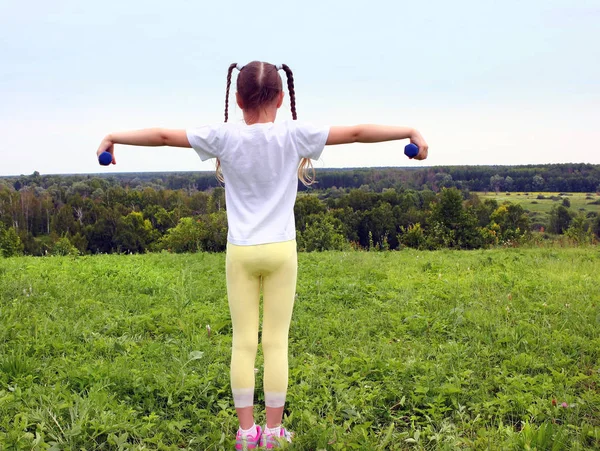 体育锻炼做婴孩女孩室外 健康生活方式的概念 — 图库照片