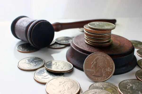 Hâkim bir yığın dolor sikkeler, yasal bir hakkı üzerinde çekiç