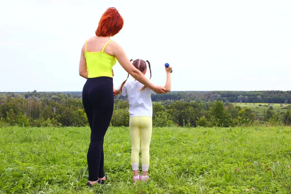 锻炼在户外做女人和孩子 在草地上 健康生活方式的概念 — 图库照片