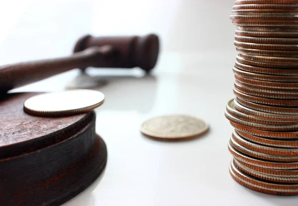 Hâkim bir yığın dolor sikkeler, yasal bir hakkı üzerinde çekiç
