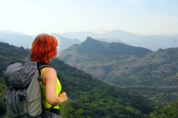 Mulher Solteira Viaja Nas Montanhas Com Uma Mochila Estilo Vida Imagens De Bancos De Imagens Sem Royalties