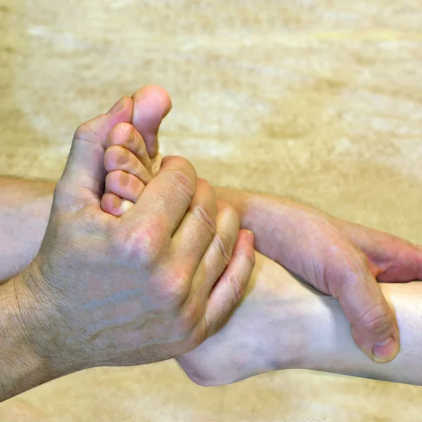 Μασάζ Στο Γυναικείο Πόδι Χέρια Του Μασέρ Του Άνδρα Βινιέτα — Φωτογραφία Αρχείου