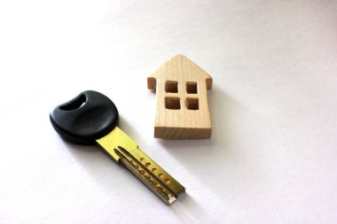 Dokuma tahtasındaki oyuncak ahşap ev, konut konsepti, anahtar.