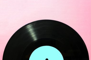 Disk müziği boş, albüm kapağı kapağı kapağı kapağı kaplama düzeni. Pembe arka planda gramofon müzik plakası