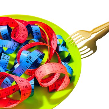 Tabaklardaki renk ölçme bandı, kilo verme konsepti, diyet, sağlıklı yaşam tarzı, pembe arka planda izole edilmiş.