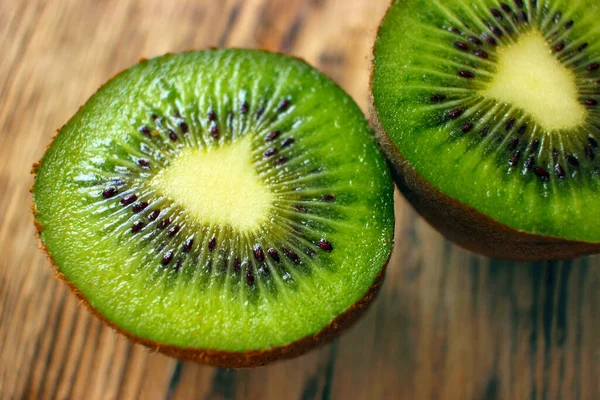 Kiwi Frukt Skuren Två Bitar Mot Ljus Bakgrund Närbild — Stockfoto