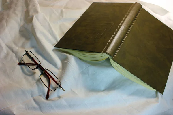 Είδη Αναψυχής Γυαλιά Βιβλία Τοποθετημένα Υφαντό Ύφασμα Κοντινά Πλάνα — Φωτογραφία Αρχείου