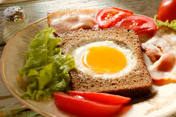 Yağda yumurta, omlet geleneksel köy kahvaltısı, kızarmış yumurta, kızarmış pastırma, kahvaltıda sosis. Sağlıklı yemek.