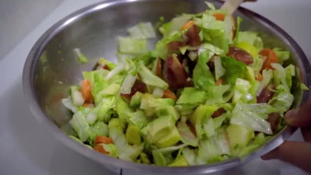 Een Hand Roeren Een Verse Natuurlijke Groene Salade Een Kom — Stockvideo