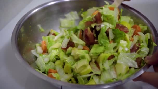 Una Mano Revolviendo Una Ensalada Verde Natural Fresca Tazón — Vídeo de stock