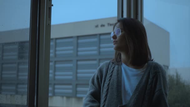 Rüzgâr Saçlarıyla Pencereden Dışarı Bakan Kız — Stok video