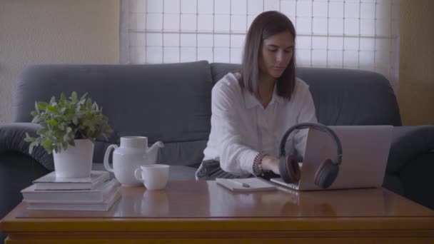 Dziewczyna Telepracująca Domu Salonie Kanapie Wpisując Laptopa Pisząc Notatniku — Wideo stockowe