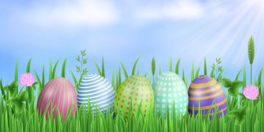 Paskalya Bayramı dikdörtgen arka planı. Boyalı yumurtalar, mavi gökyüzü, güneş ışınları, taze yeşil çimenler, çiçekler ve yonca yaprakları. Vektör konsepti. EPS 10