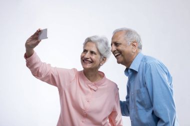 Yaşlı çift selfie çekiyor.