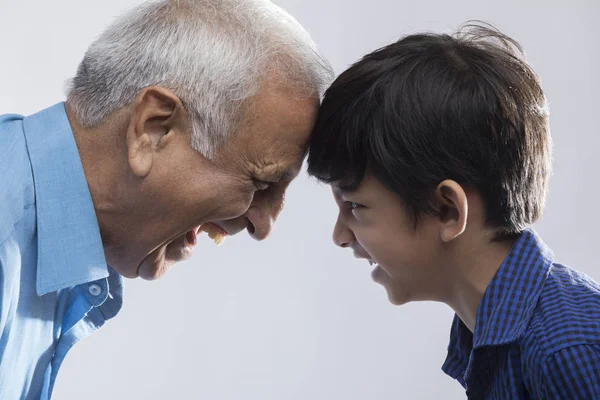 祖父と孫のお互いを見て — ストック写真