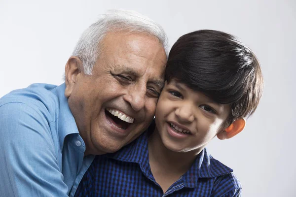 祖父と孫の笑顔の肖像画 — ストック写真