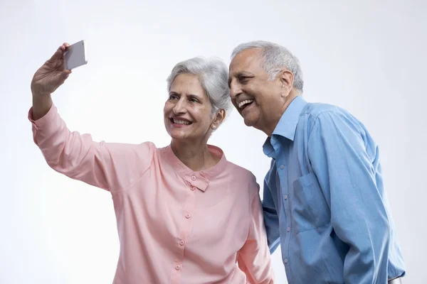 Feliz Pareja Ancianos Tomando Selfie Usando Teléfono Móvil — Foto de Stock