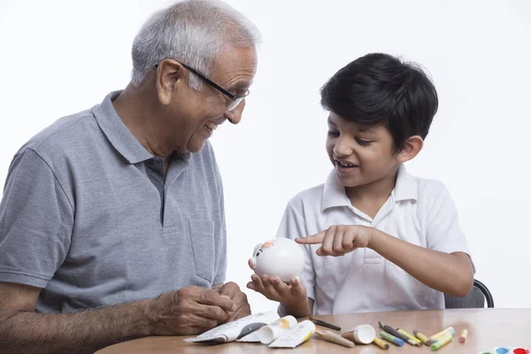 Opa Kleinzoon Zitten Samen Met Piggy Bank — Stockfoto