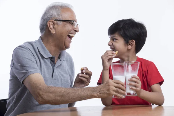 Opa Kleinzoon Eten Van Cookies Melk — Stockfoto