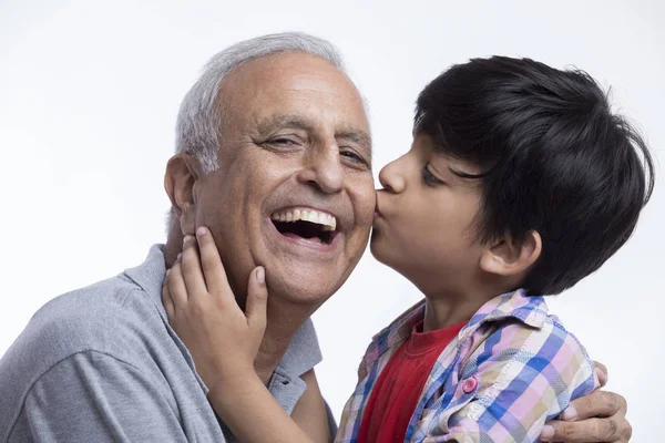 Nieto Besando Abuelo — Foto de Stock