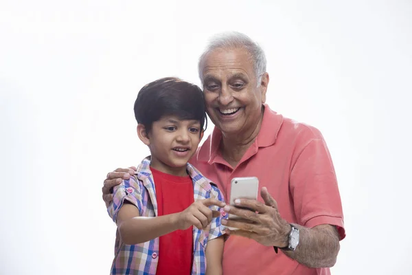 Παππούς Και Εγγονός Χρησιμοποιώντας Έξυπνο Τηλέφωνο — Φωτογραφία Αρχείου