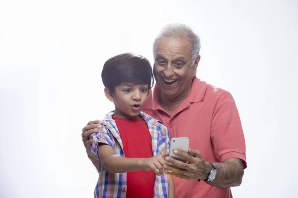 Opa Kleinzoon Met Behulp Van Slimme Telefoon — Stockfoto