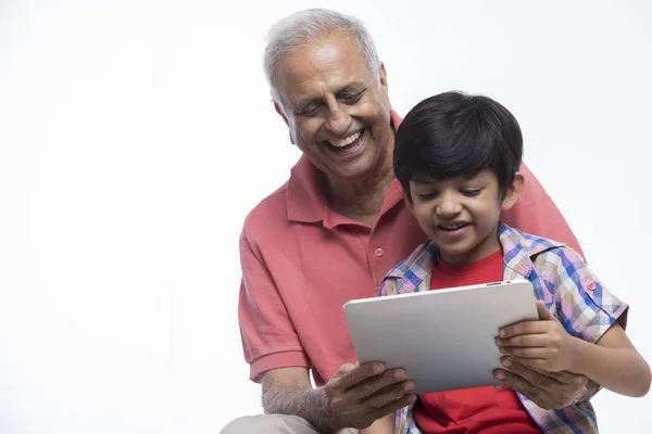 Großvater Und Enkel Sitzen Mit Digitalem Tablet Zusammen — Stockfoto