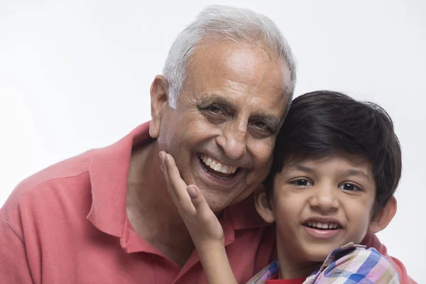 Retrato Avô Neto Sorridentes — Fotografia de Stock