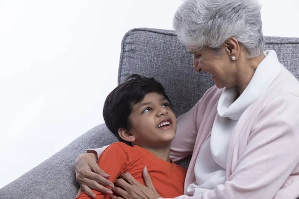 Abuela Nieto Sentados Juntos Sofá Divirtiéndose — Foto de Stock