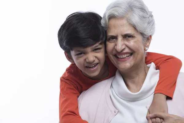 Retrato Abuela Feliz Nieto Abrazándose — Foto de Stock