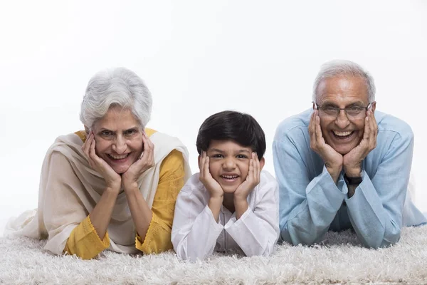 Abuelos Nieto Acostados Alfombra Con Mano Barbilla — Foto de Stock