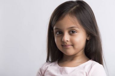 Gülümseyen küçük kızın portresi 