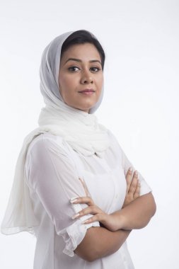 Beyaz başörtüsü ayakta silah giyen kadın portresi geçti