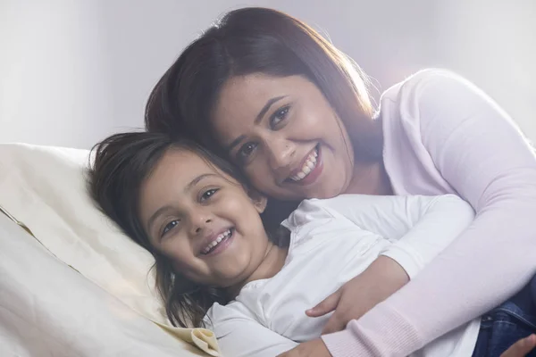 Πορτρέτο Του Χαμογελώντας Κόρη Και Μητέρα Στον Ύπνο Στο Κρεβάτι — Φωτογραφία Αρχείου