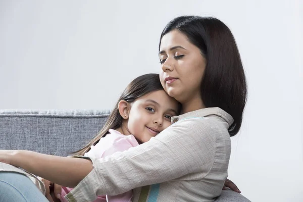 Mother Daughter Relaxing Sofa — Stock Photo, Image