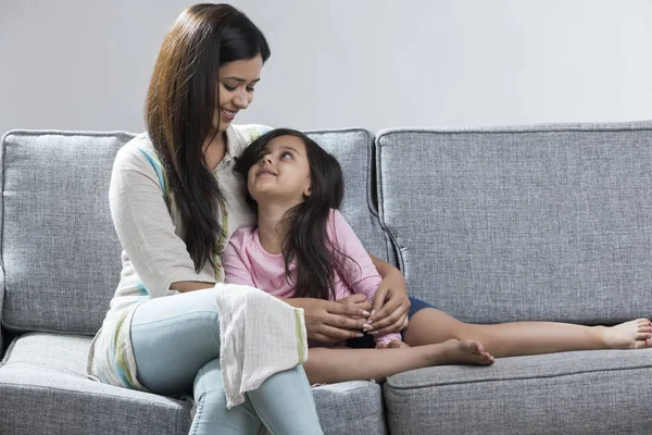 Mama Fiica Stau Împreună Canapea — Fotografie, imagine de stoc