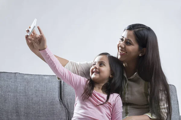 Mère Fille Prenant Selfie — Photo