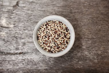 Ahşap arka plan üzerinde Quinoa 